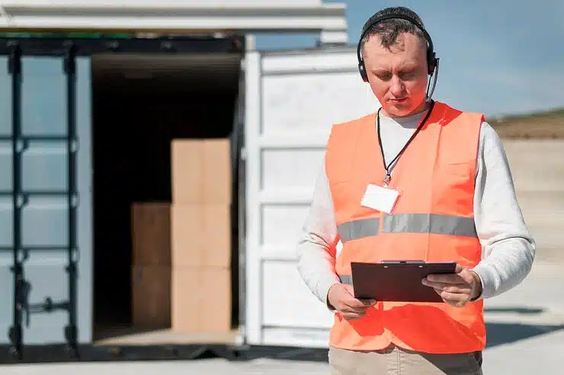 Customs clearance operations and cargo handling in Dubai